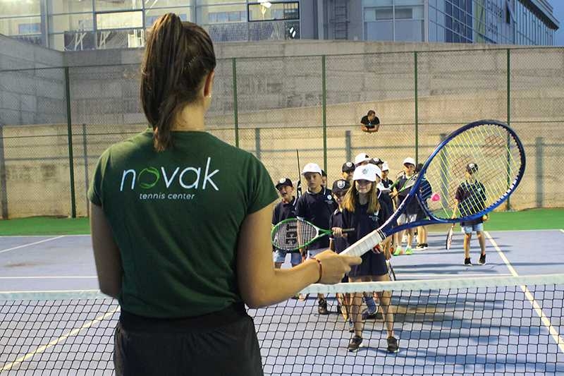 Lola Radivojević i deca igrali tenis u Gračanici i klicali Novaku