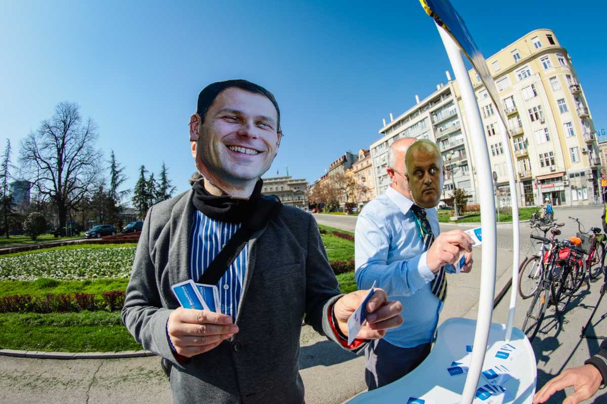 Mali i Vesić delili Bajs Minus kartice ispred gradske skupštine
