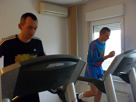 Adidas BOOST tim naporno trenira za Novosadski polumaraton