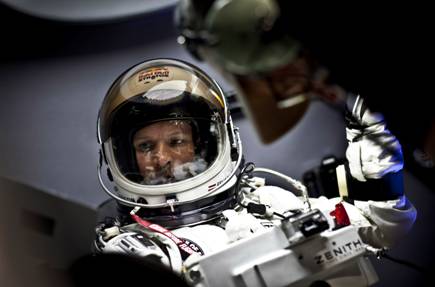 Feliks Baumgartner spreman za slobodan pad sa ivice svemira